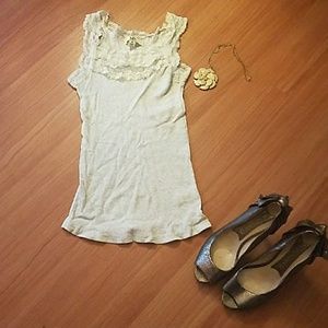 Mod cloth tank with lace detail.